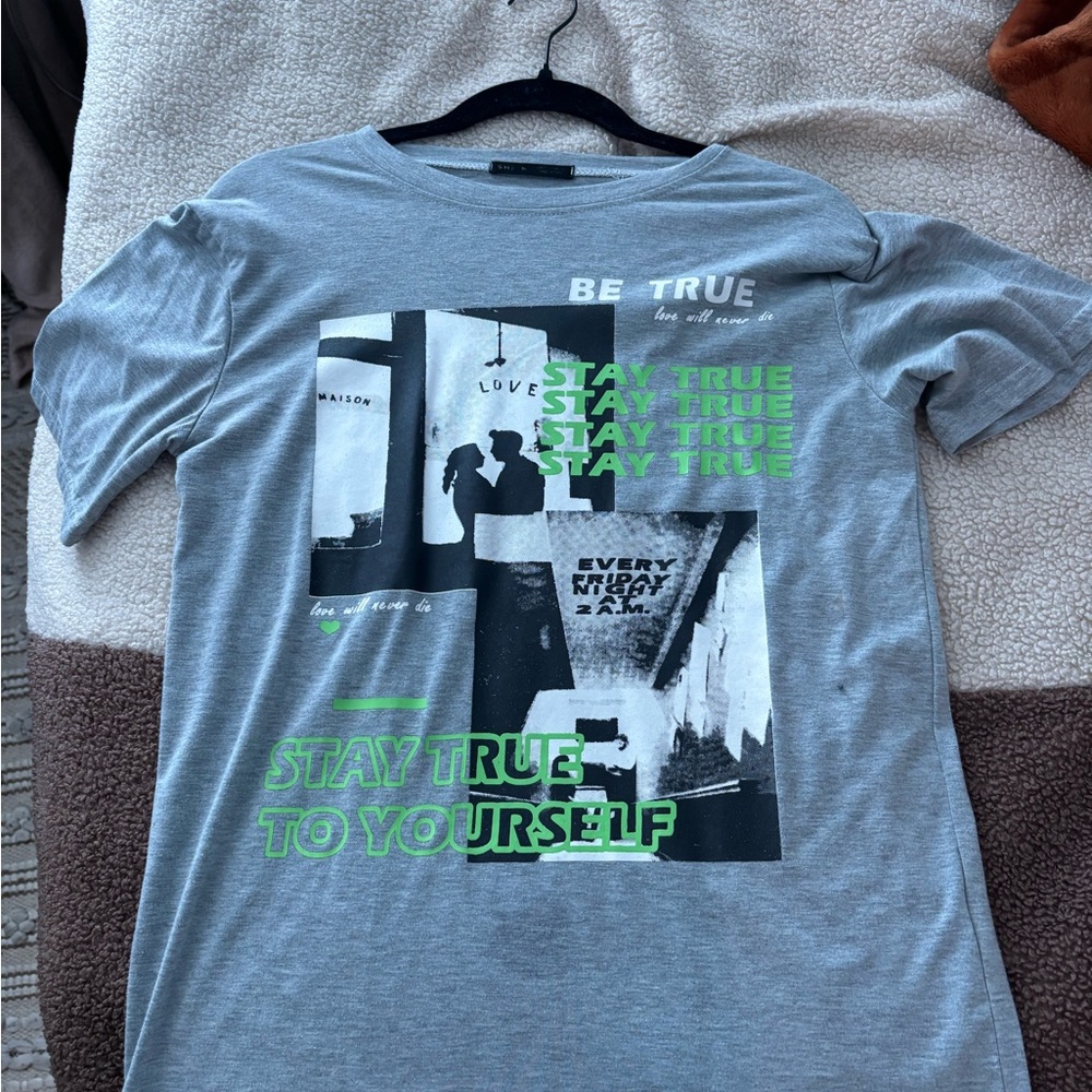 SHEIN Gray Short Sleeve Tee Modern Graphic Design